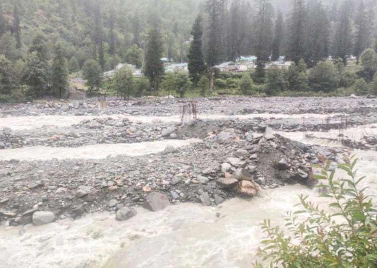 कुल्लू में बादल फटने से भारी नुकसान, एक दर्जन सड़कें भी भूस्खलन से प्रभावित