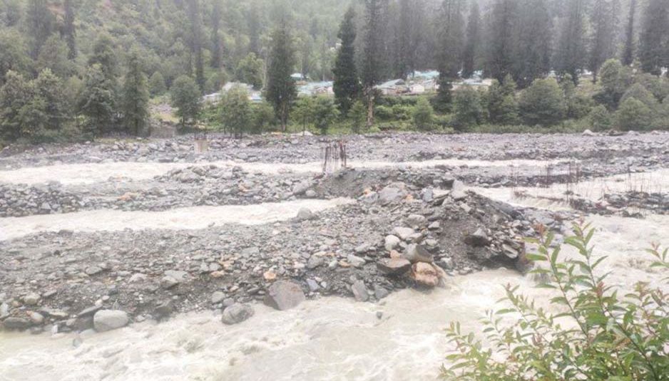 कुल्लू में बादल फटने से भारी नुकसान, एक दर्जन सड़कें भी भूस्खलन से प्रभावित