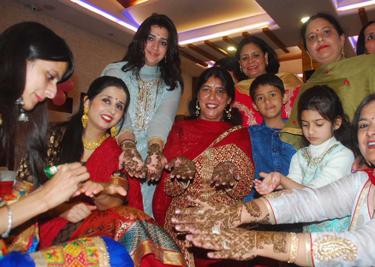 “करवाचौथ” : इस साल करवा चौथ पर पड़ रहा है अद्भुत संयोग, जानें पूजा का शुभ मुहूर्त व विधि...