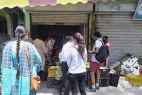 सोशल डिस्टेंसिंग की अनुपालना न करने पर सैनवाला में एक दुकान को किया सील