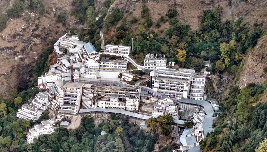 जम्मू कश्मीर: 5 महीने बाद शुरू हुई वैष्णो देवी यात्रा, कोरोना को देखते हुए किए गए हैं कई बदलाव