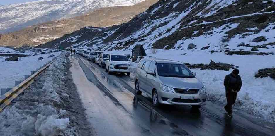 हिमाचल: रविवार को अटल टनल रोहतांग से 5000 से अधिक वाहनों की आवाजाही