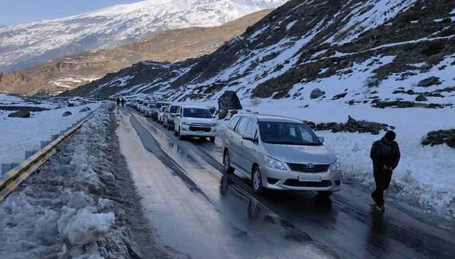 हिमाचल: रविवार को अटल टनल रोहतांग से 5000 से अधिक वाहनों की आवाजाही